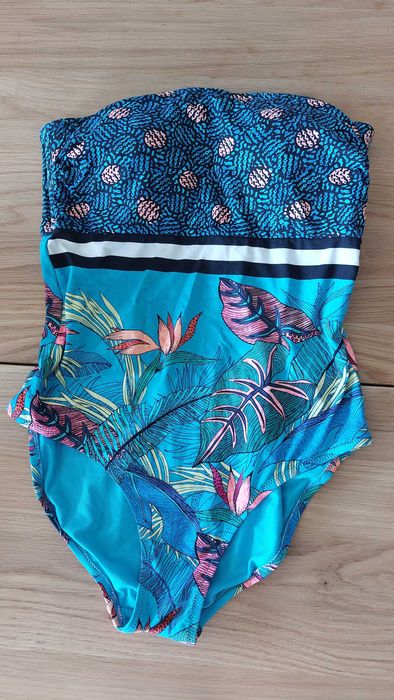 Fatos de banho e bikinis