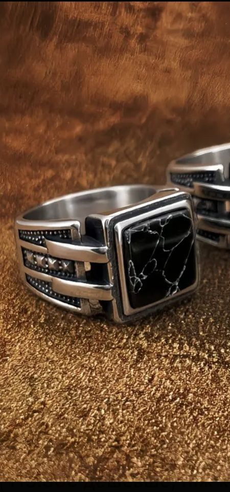 Стильне чоловіче кільце перстень з синтетичним чорним сапфіром. Вінтаж