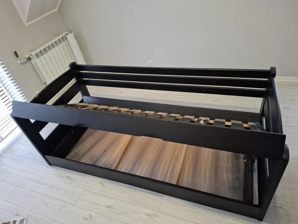 Solidne drewniane łóżko