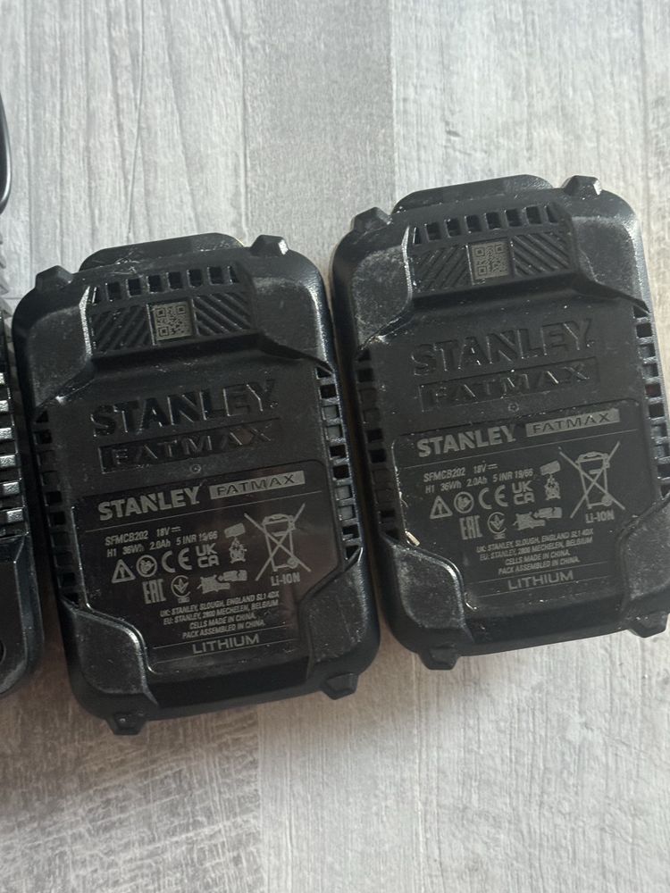 ładowarka i 2 baterie do elektronarzedzi stanley