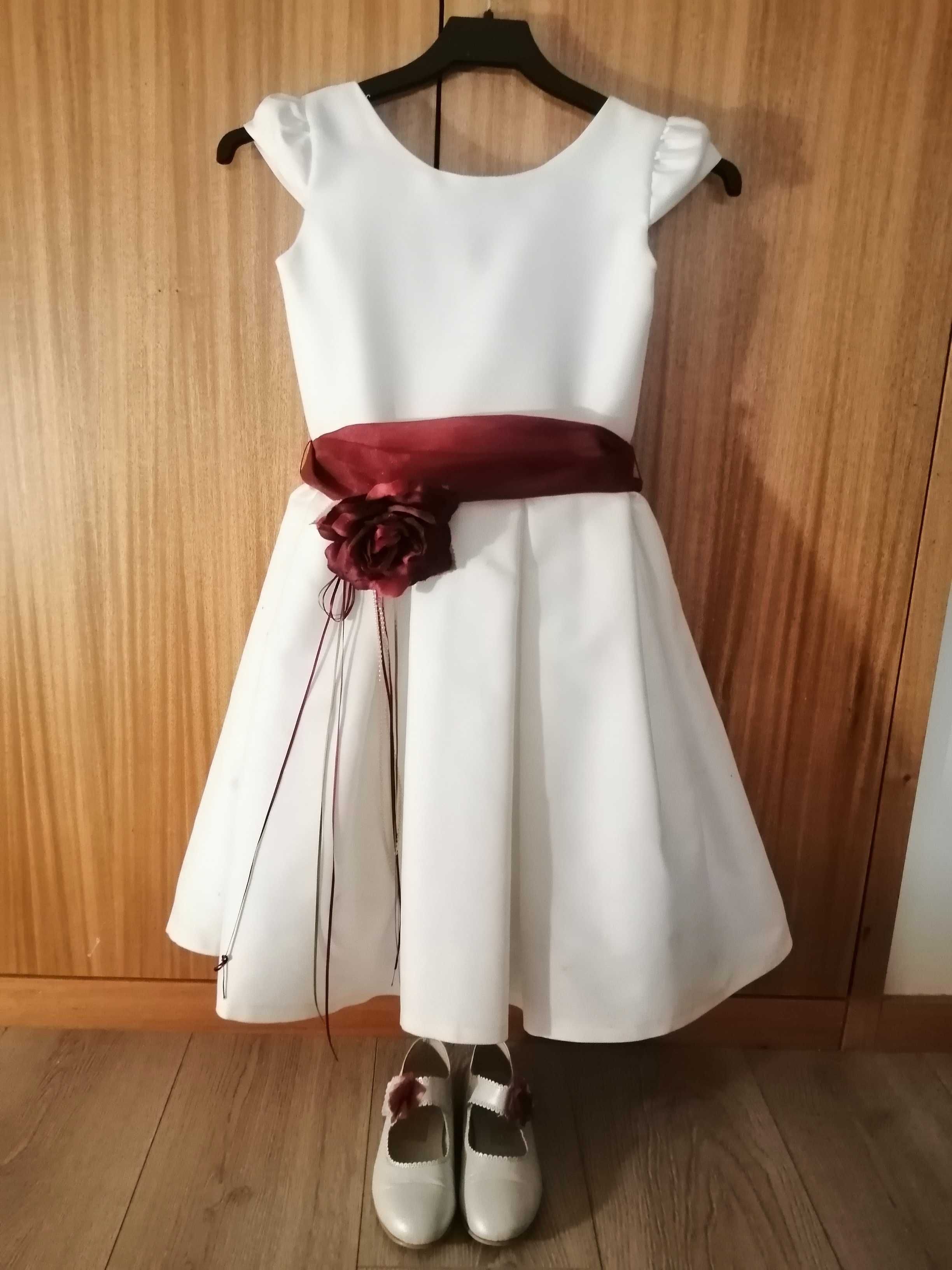 Vestido de cerimónia muito bonito e elegante o os respetivos sapatos