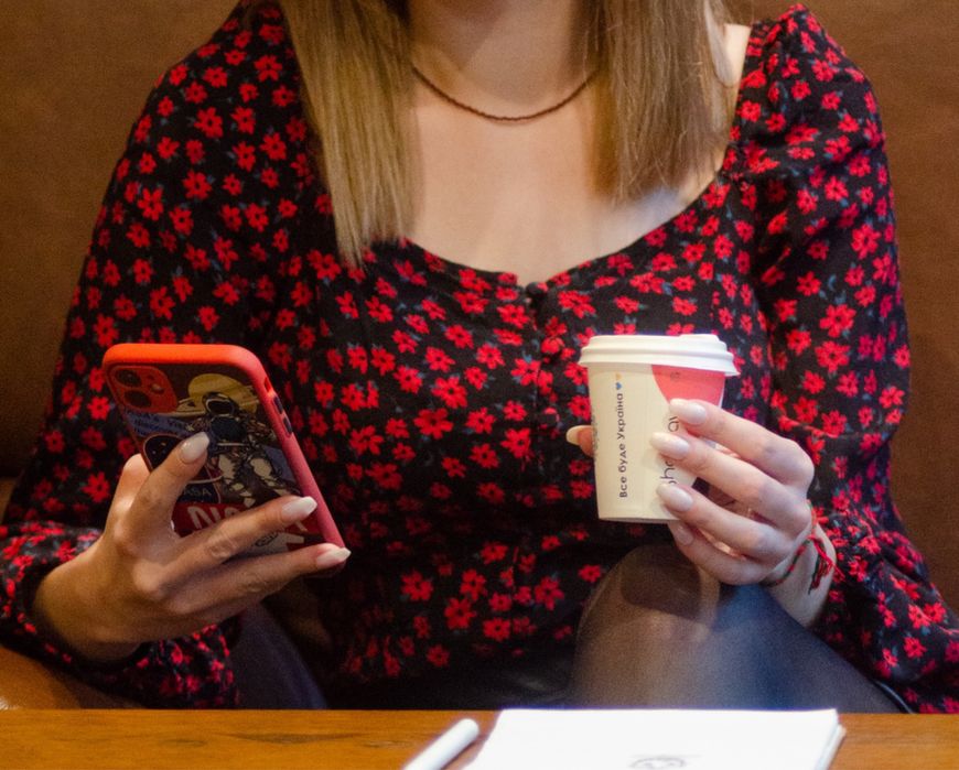 Блуза чорна в червону квітку