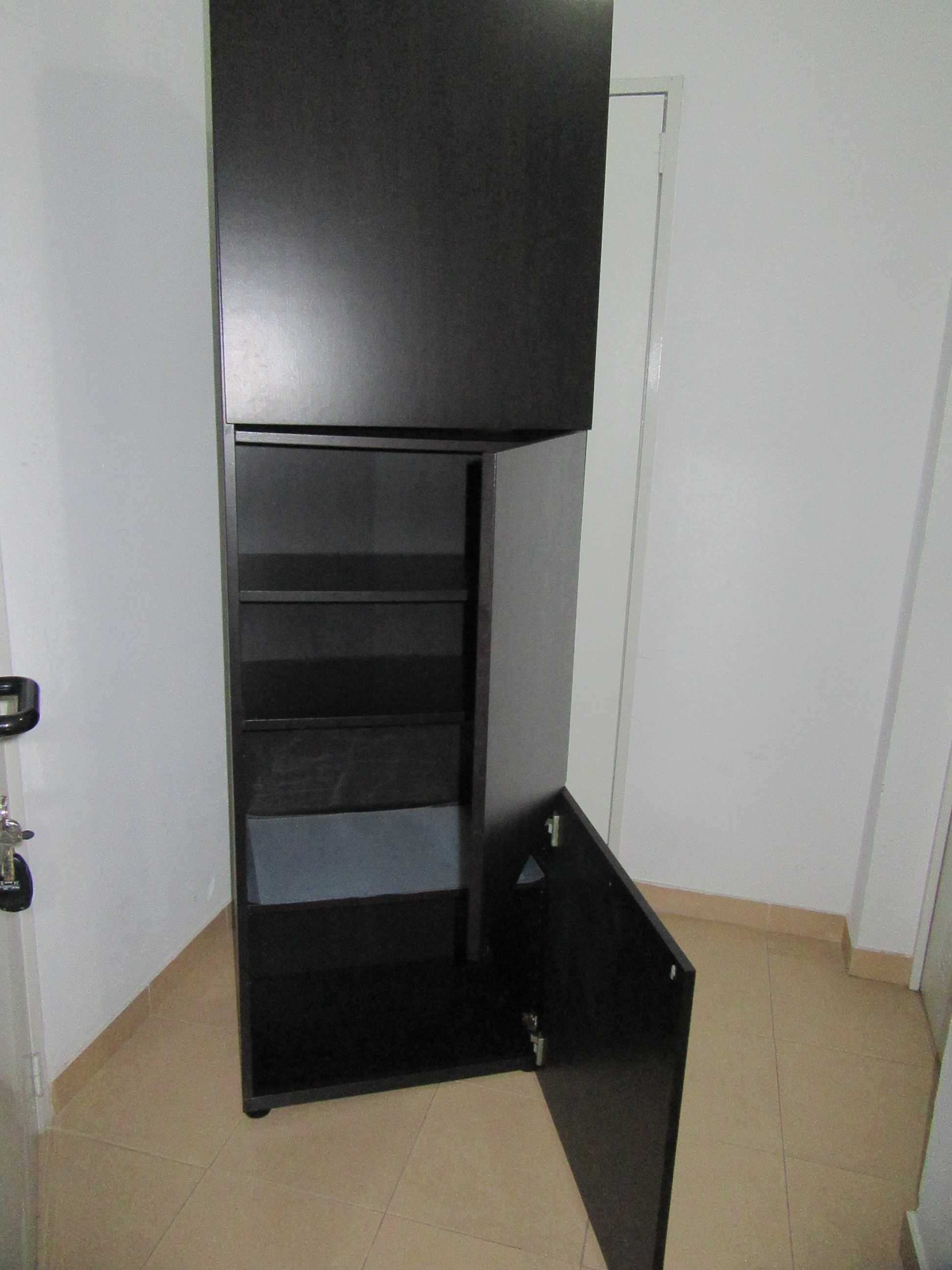 Móvel Estante Besta Ikea com Portas
