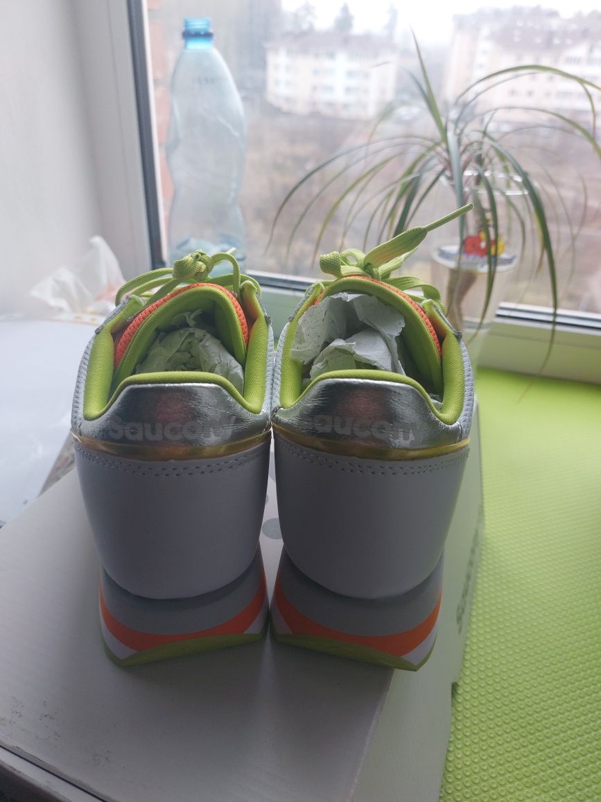 Продам нові кросівки saucony jazz triple zebra р. 40, 8.5