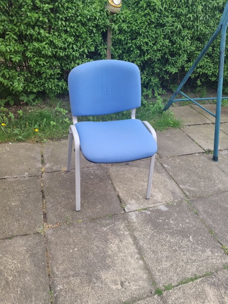 Krzesła biurowe niebieskie