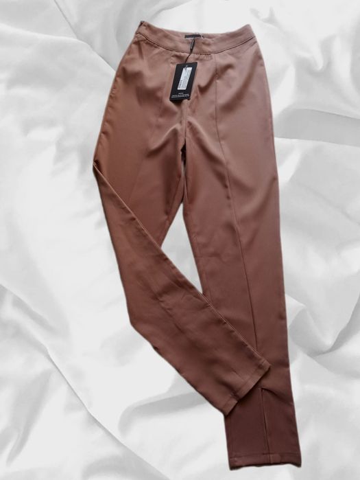 Brązowe spodnie z wysokim stanem, eleganckie, z rozporkami r. XS