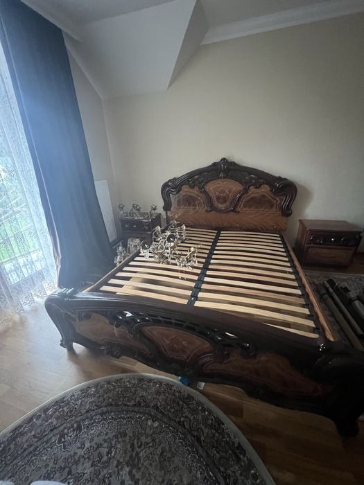 Спальня  дві тумбочки,дзеркало і комод ,шкафа не має,без матраца