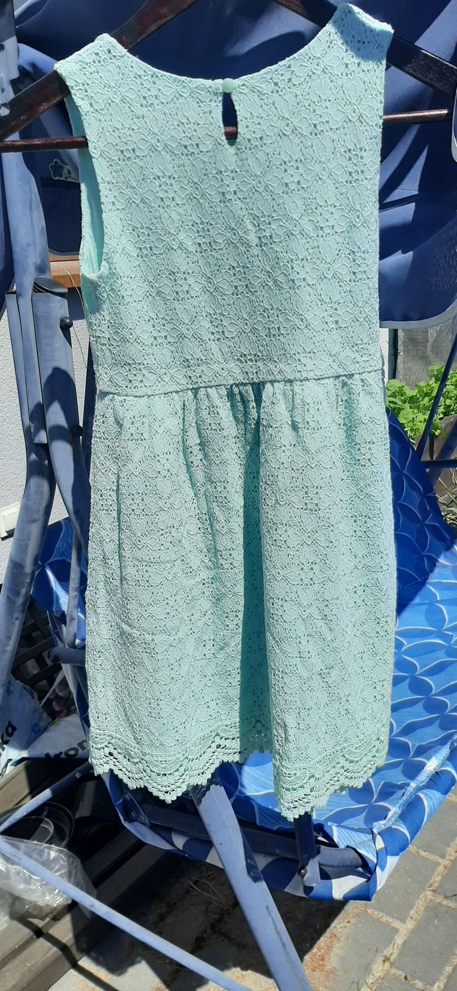 Seledynowa sukienka koronkowa H&M dla dziewczynki rozmiar 134/140