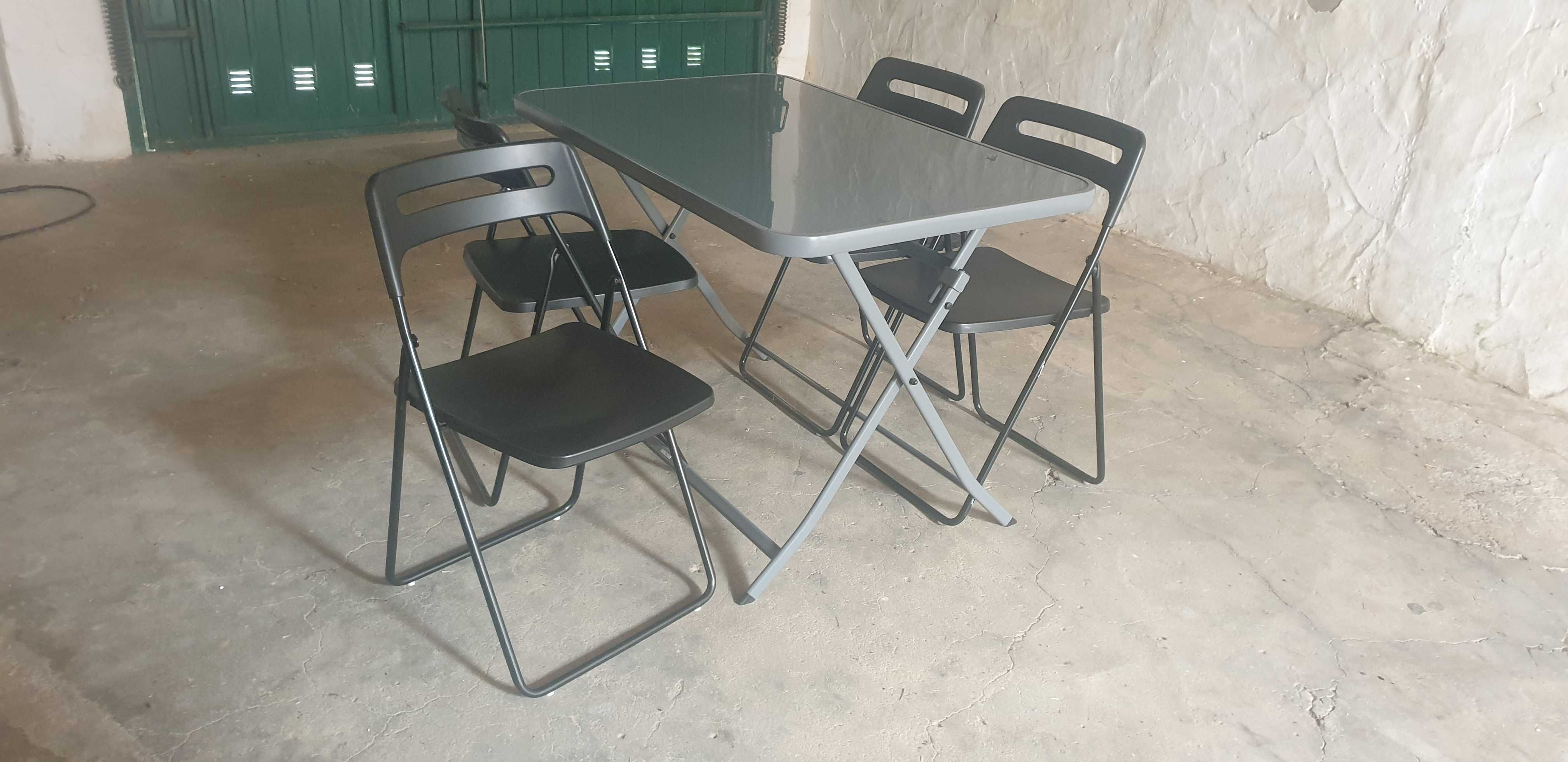 Mesa de metal NATERIAL com tampo de vidro + 4 cadeiras