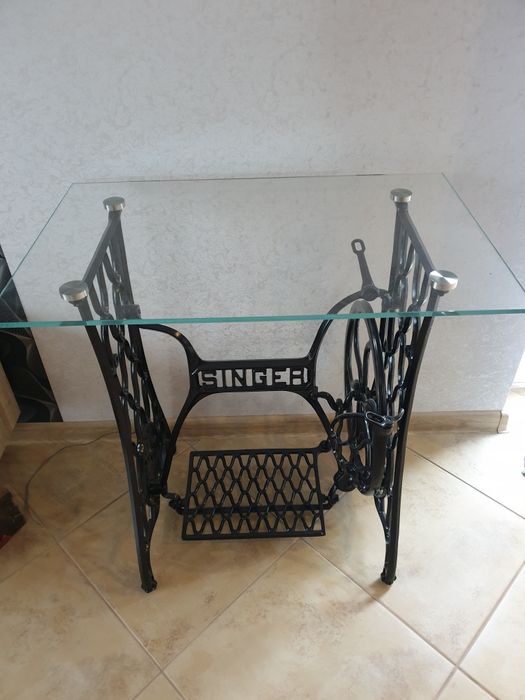 Maszyna do szycia Singer, stolik ze szklanym blatem