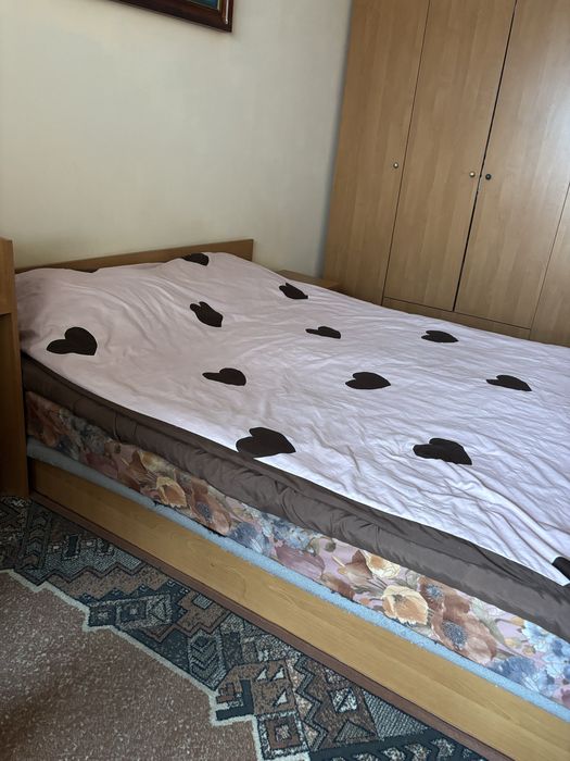 Ліжко, шафа, туалетний столик, дві приліжкові тумбочки