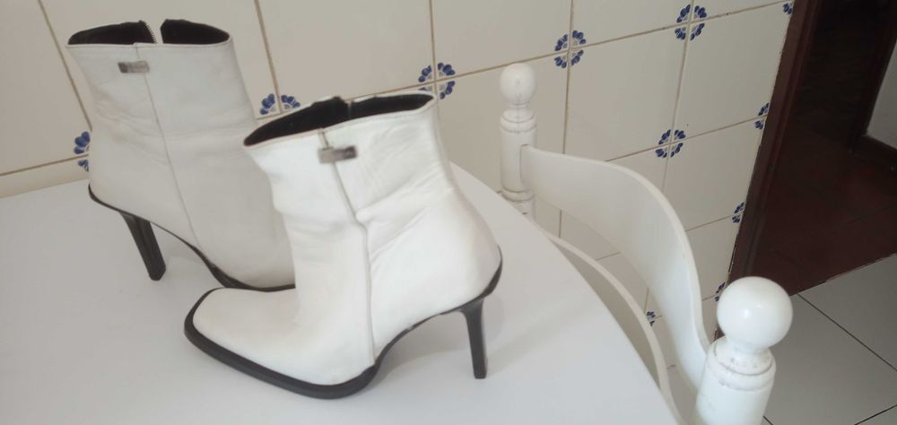 Botim de pele Branco, tacão alto, fecho preto, Paulo Brandão 20€