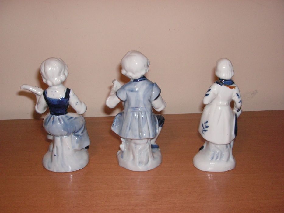 Estatuetas em Porcelana Branco Azul e Dourado