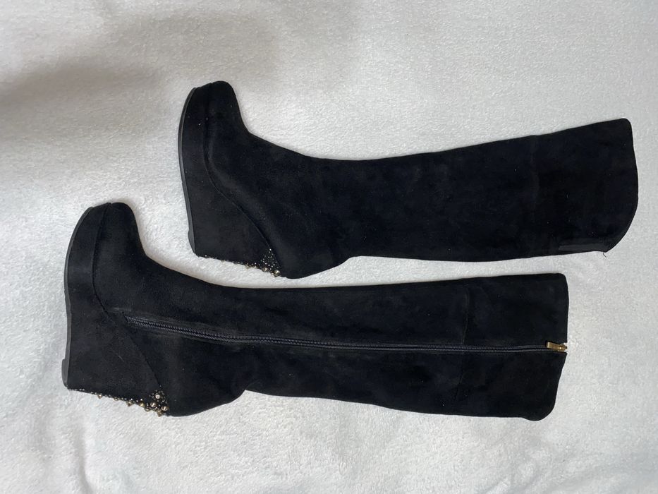 Czarne zamszowe kozaki na koturnie