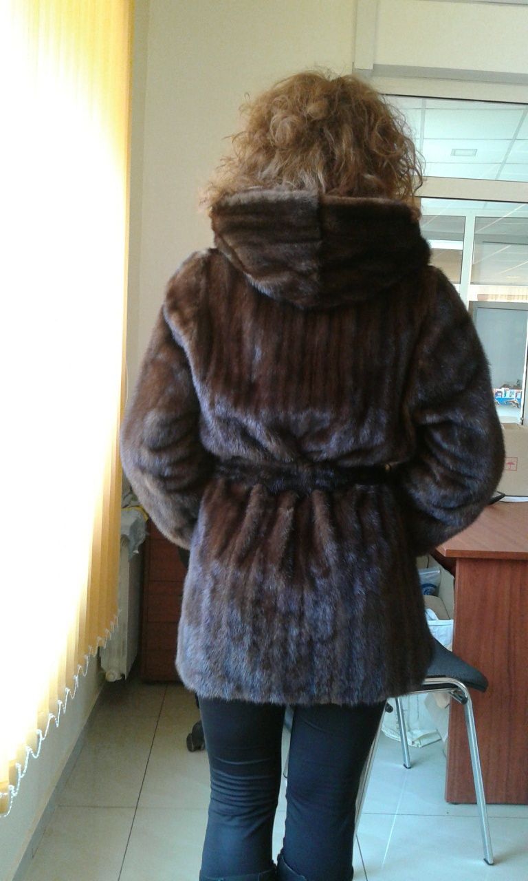 Продам норкову шубку автоледи