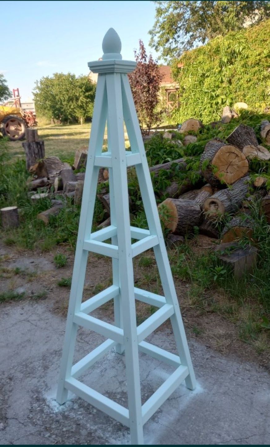 Obelisk ogrodowy