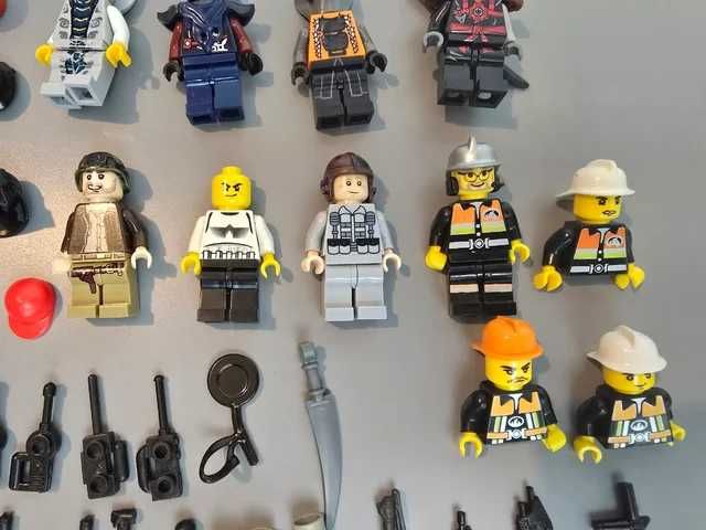 Minifiguras tipo Lego com armas e acessórios