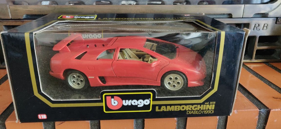 Vários carros de coleção BURAGO 1/18