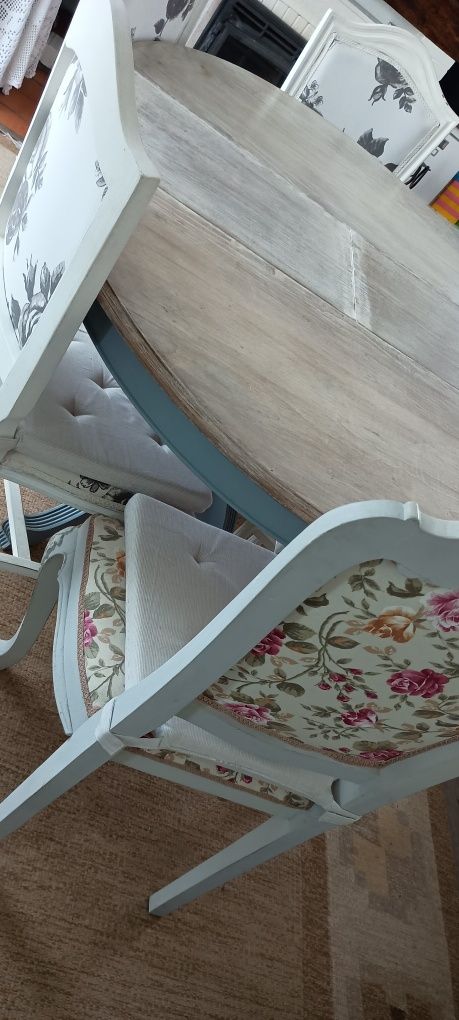 Conjunto mesa extensível e 6 cadeiras estofadas