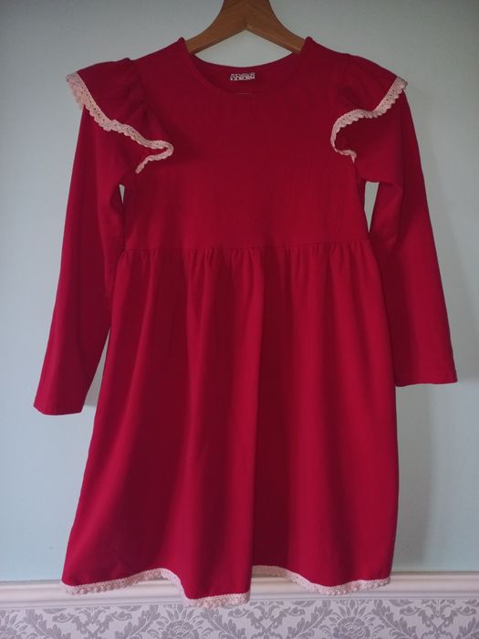 Czerwona sukienka z koronką r.140cm