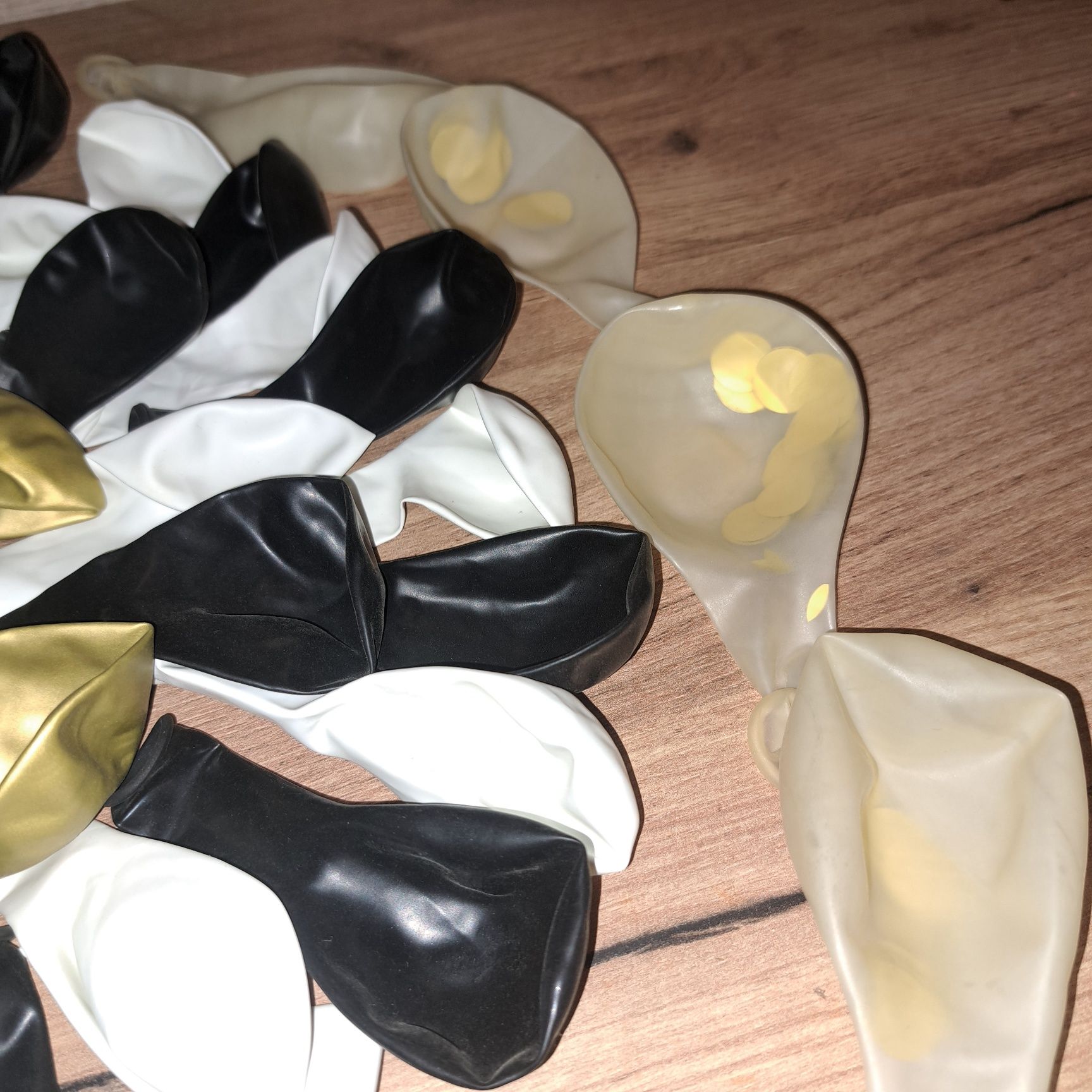 50 szt. Eleganckie czarne i złote balony z konfetti