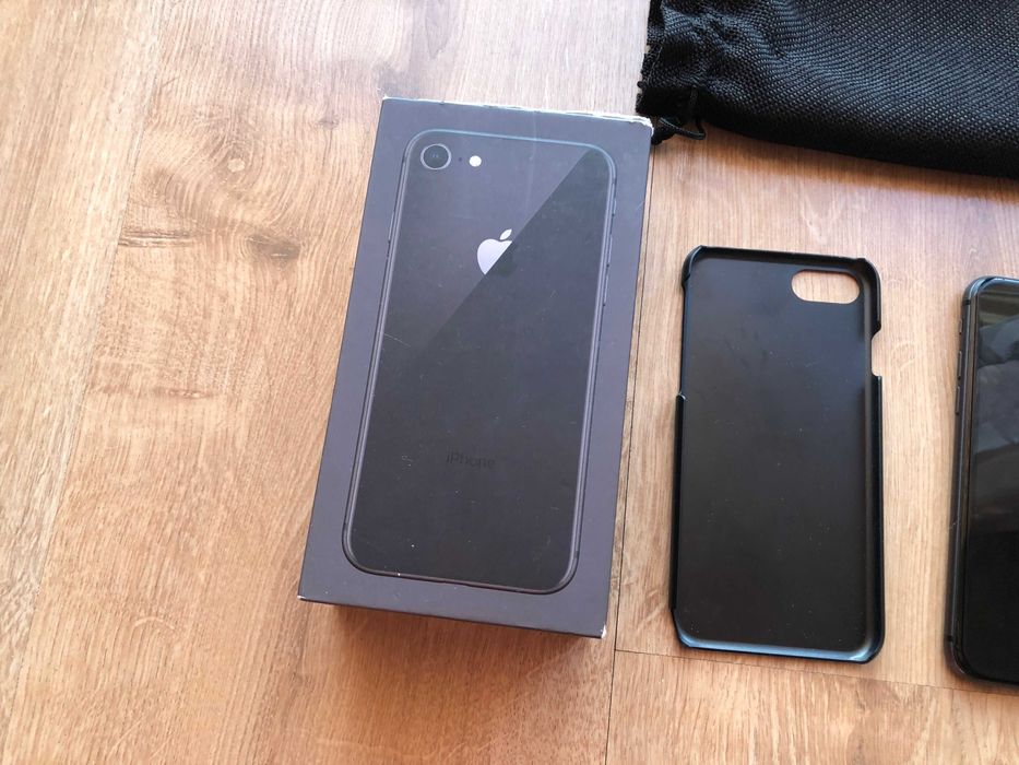 Apple iPhone 8 + box, etui, ładowarka, zestaw kabli