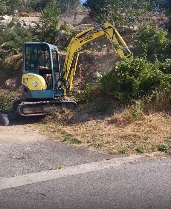 Sevicos de terraplanagem e limpeza terreno