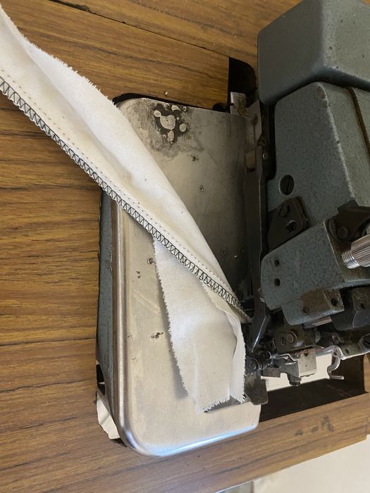 Промисловий оверлок Juki MO816 class df4 зі столом.