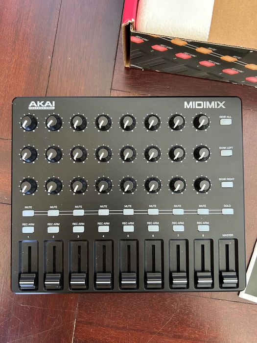 Controlador MIDI Akai MIDImix – Como novo / Completo na caixa