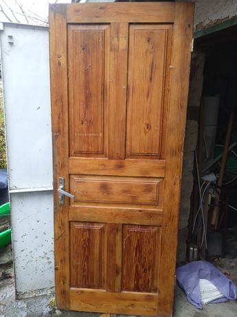 Двери деревяные.