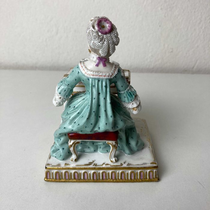 Estatueta Porcelana Meissen "Audição" da Série "5 Sentidos" Século XIX