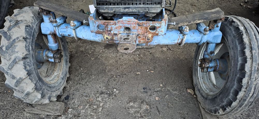 Oś przednia okrągła płaska kompletna do C 330 C 328 C 325 zaczep czesc