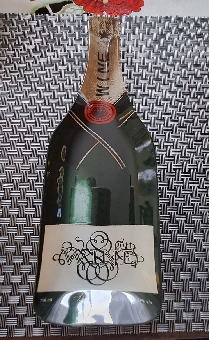 Talerz w kształcie butelki