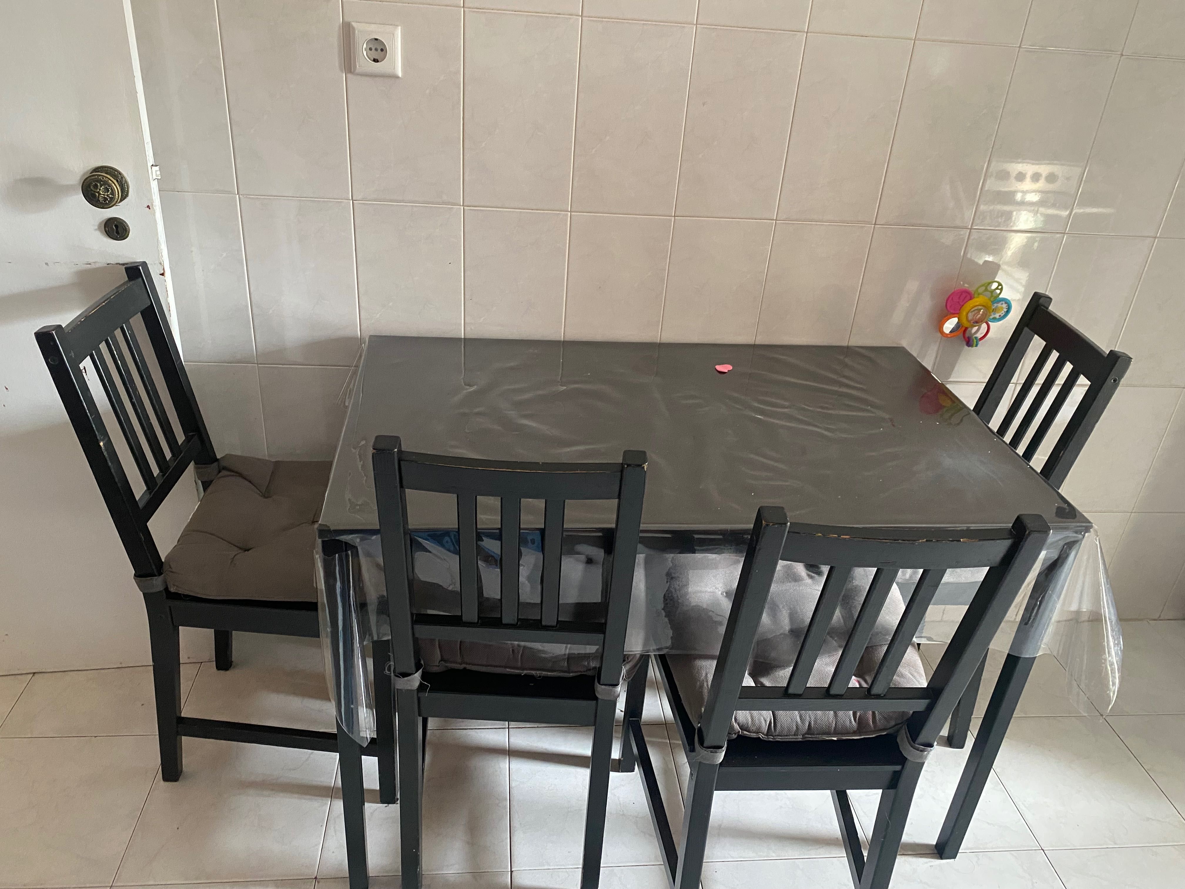 Sofá cama, cama, máquina de lavar roupa, mesa com 4 cadeiras, espelho,