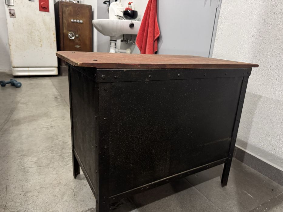 Movel feito de salamandra antiga