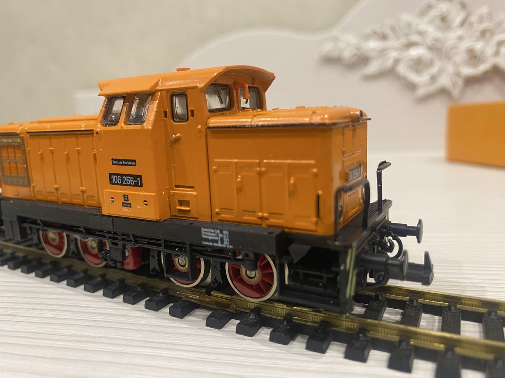 Ж д модель  тепловоза фирмы Piko  BR 106 1/87 HO Roco