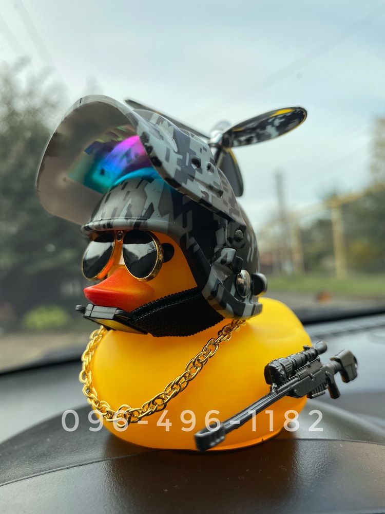 Утка в шлеме военном с оружием в полном обмундировании “Crazy duck”