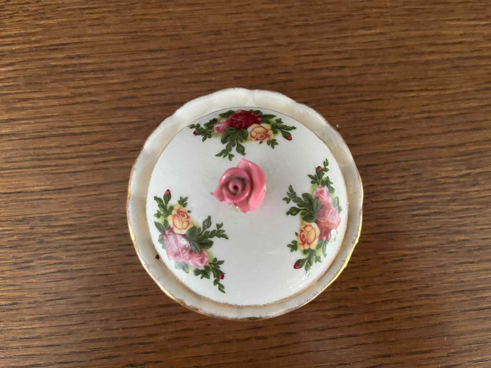 Porcelanowa szkatułka puzderko Royal Albert Old Country Roses