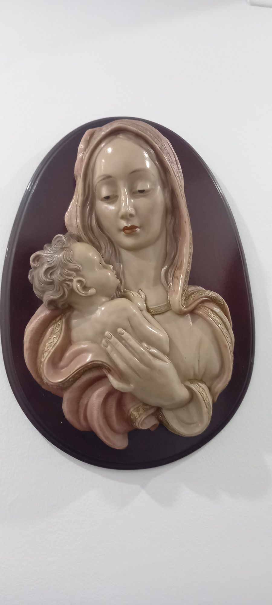 Vendo linda imagem de mãe e filho com base de madeira