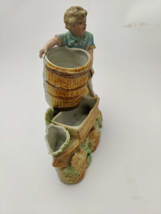 Фарфоровая статуэтка "Мальчик с бочкой". Германия