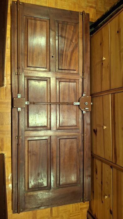 Porta madeira maciça c/ fechadura e tranncas