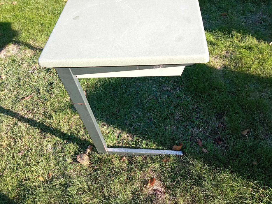 Biurko. Biurko. Wymiary: 70x70x50  cm.