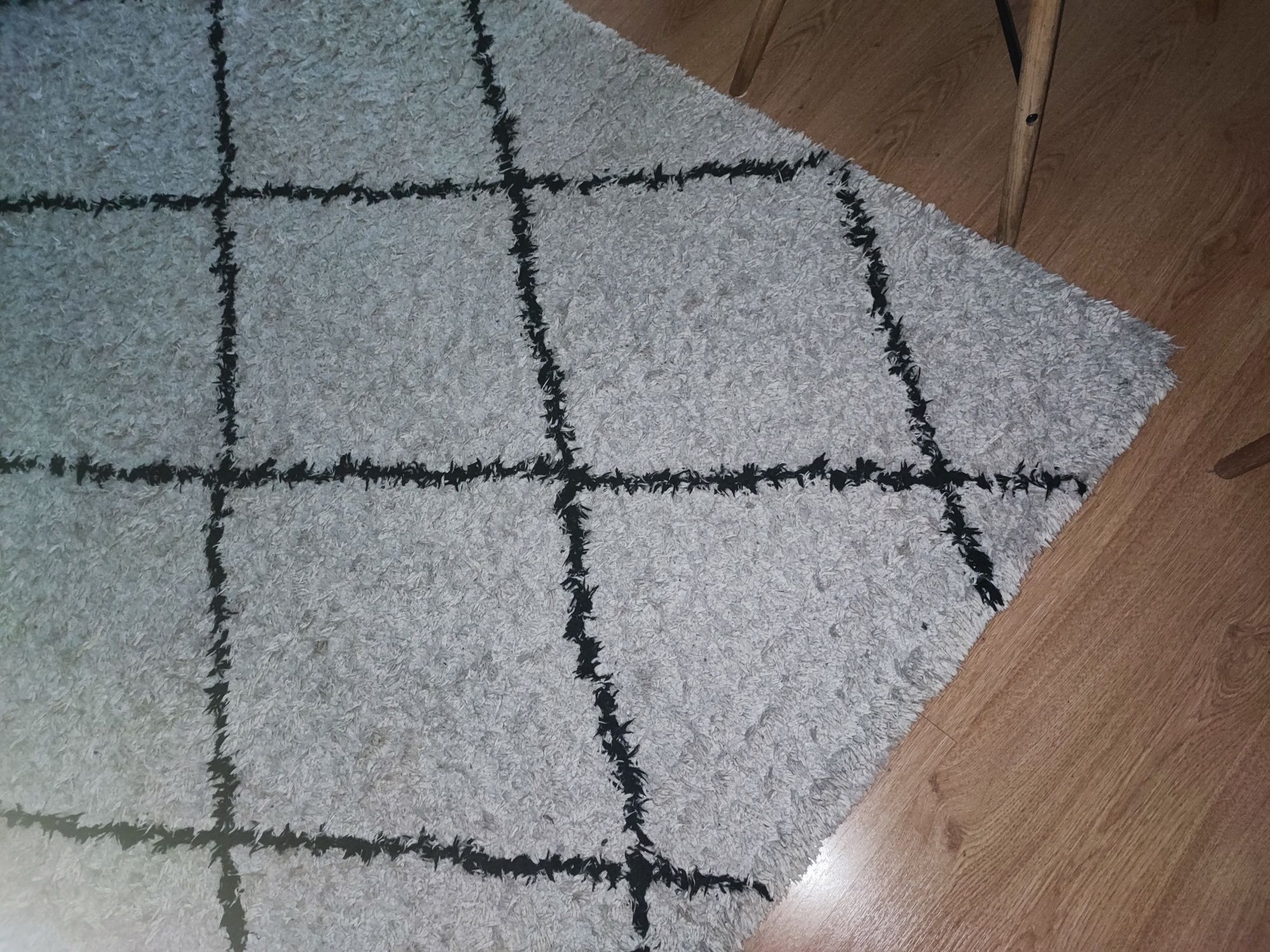 Duży dywan typu Shaggy Westwing Naima 160x230 cm beżowo czarny