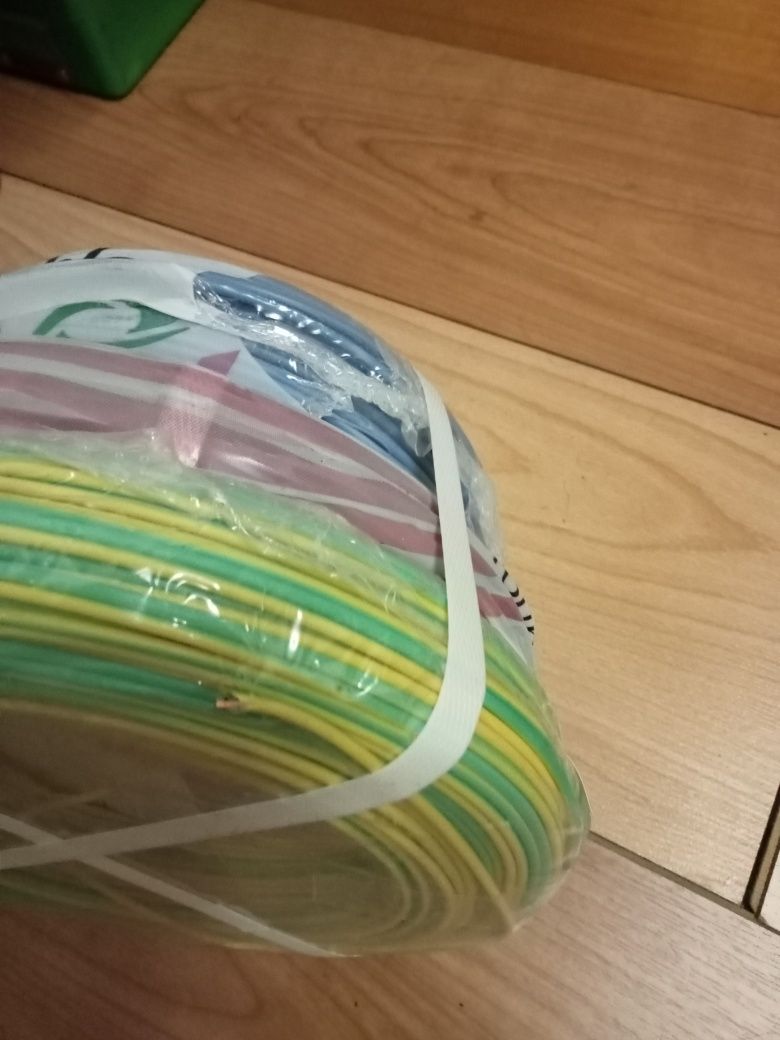 Fios para iluminação e tomadas.