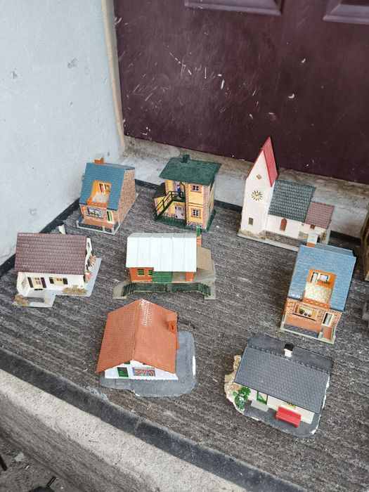 18 domków budynków na makietę dioramę Np kolejki H0