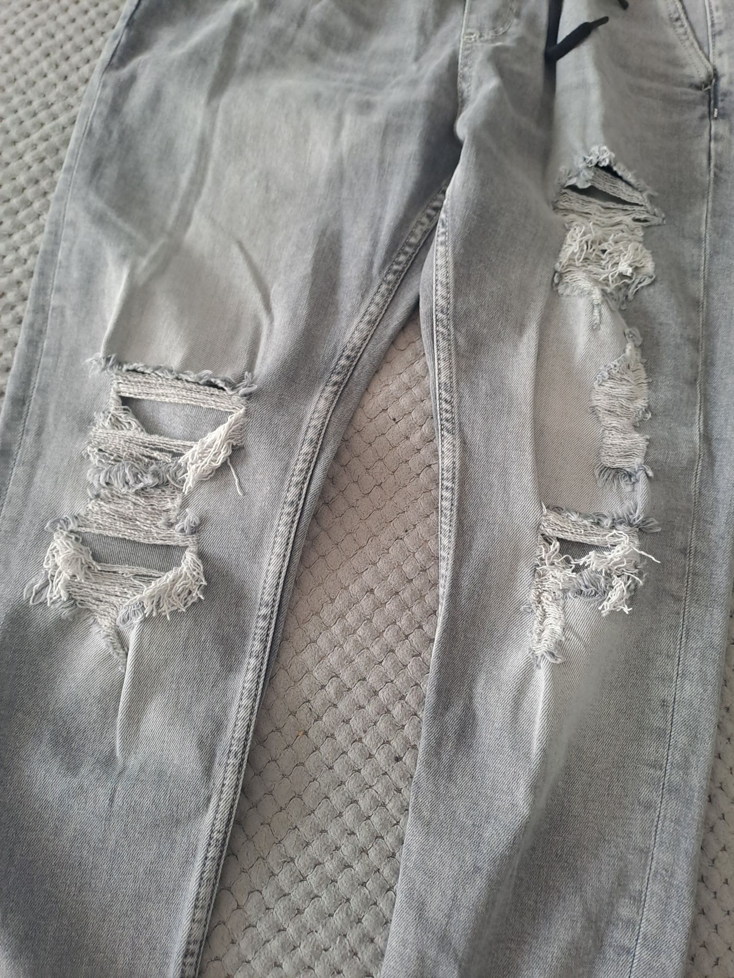 Spodnie jeans męskie chłopięce Denim Bershka S/29 z dziurami