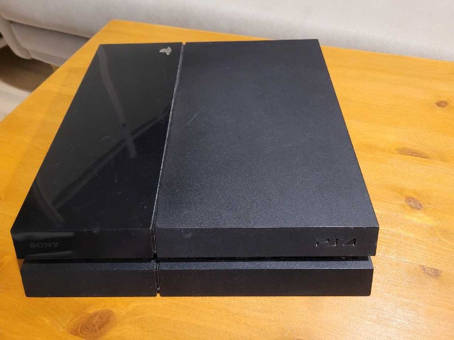 PS4 + 2 pady i stacja ładująca -   uszkodzona ale działa