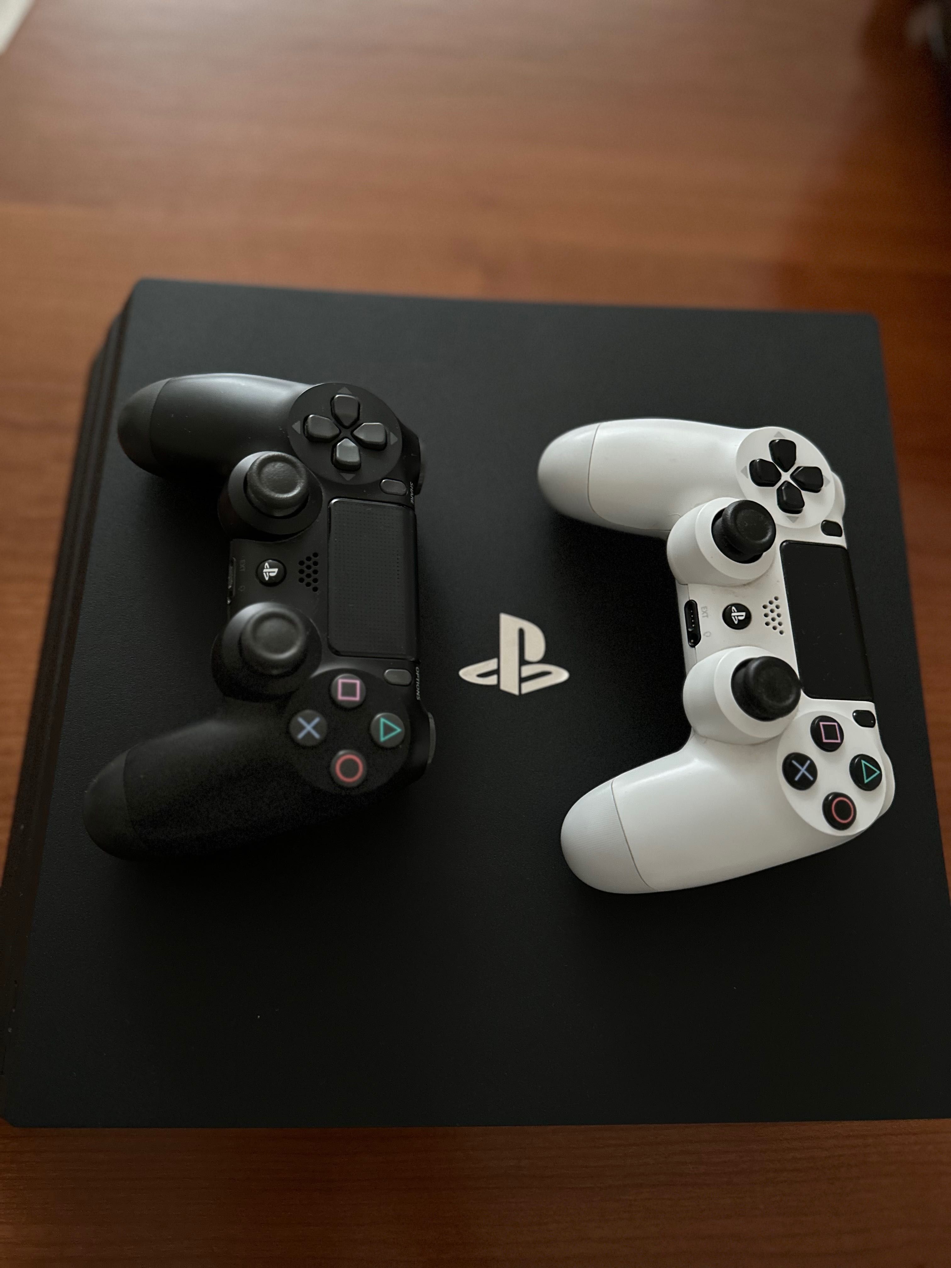PlayStation 4 Pro (Seminovo), Comandos, + 3 Jogos e respectivos cabos