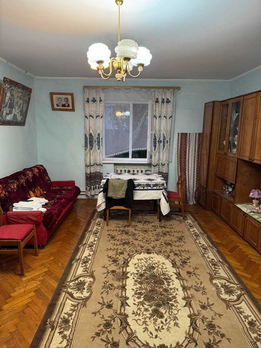 Продається житловий будинок в селищі Козова.