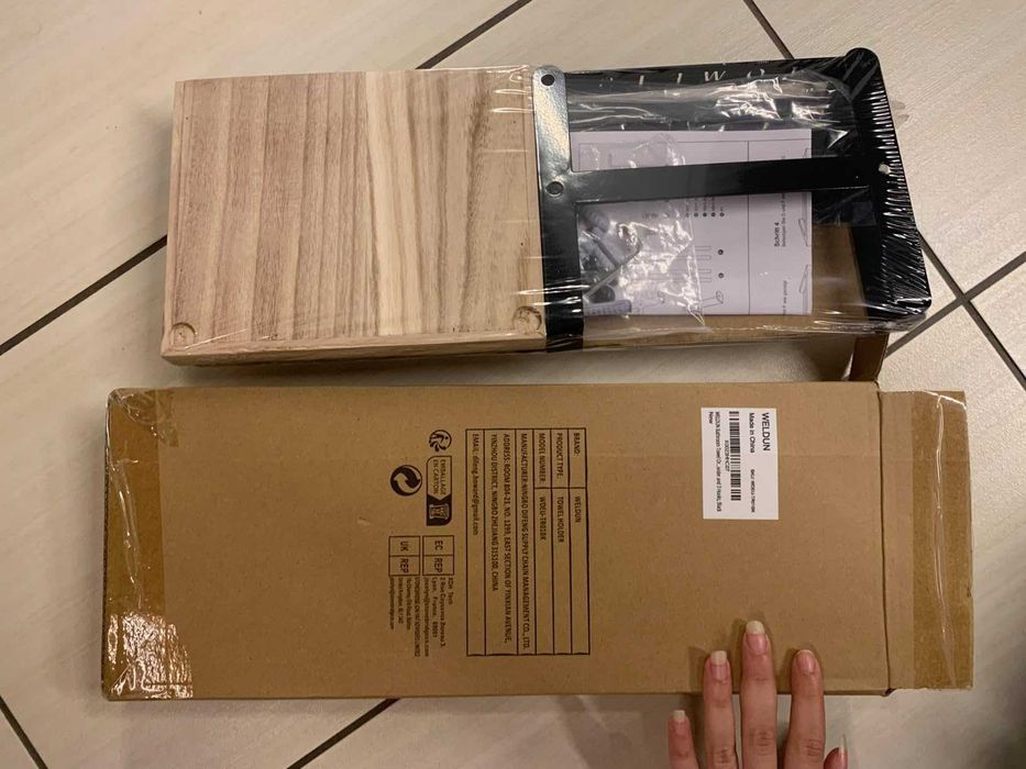 Półka łazienkowa na ręczniki wiszący nowoczesny z haczykami półką